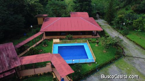 AMPLIA CASA CAMPESTRE CON PISCINA Y 1 HECTÁREA EN SANTA ELENA