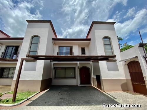 Venta de hermosa casa en pleno centro de Santa Ana 2531