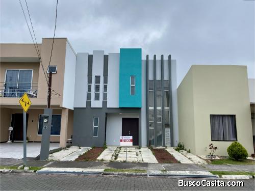 Casa Amplia con Patio en Condominio