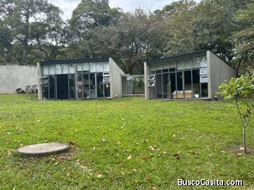 Joya de Arquitectura Industrial: Diseño Modular y Vistas a la Montaña