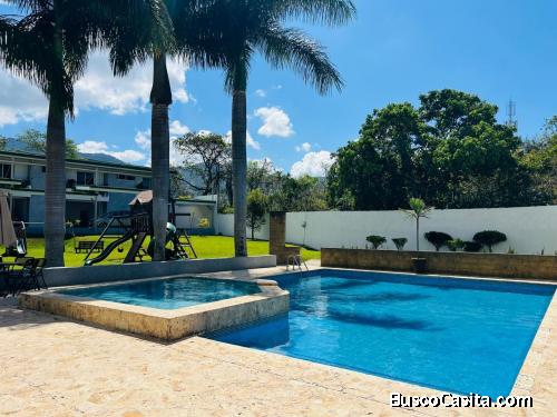 Elegancia y Exclusividad: Casa Amueblada en el Corazón de Escazú