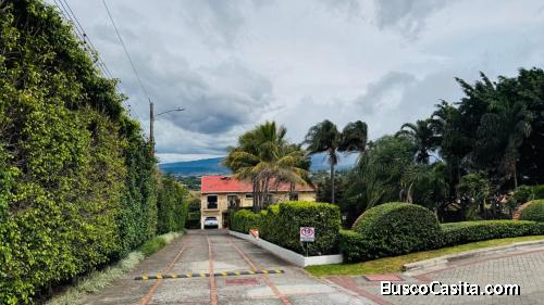 Casa con 3 Plantas + Sótano: Amplitud, Privacidad y Diseño Funcional.
