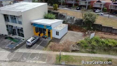 BELLA PROPIEDAD CON LOCAL COMERCIAL EN ESCAZÚ. 