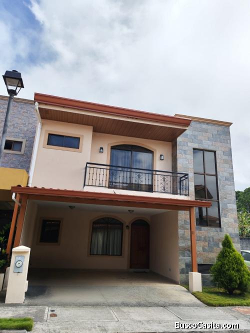 Casa moderna de 2 plantas con hermosos acabados  Santo Tomás- Domingo de Heredia