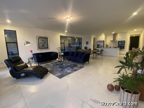 Vista Espectacular y Diseño Inteligente: Residencia con Family Room, Jardín y Vistas a la Ciudad