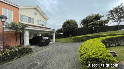 Espacio y Modernidad: Casa de 3 Habitaciones + Servicio en San Antonio de Escazú