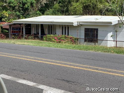 SE VENDE BELLA PROPIEDAD Y CASA EN BARRIO JESÚS DE ATENAS. 