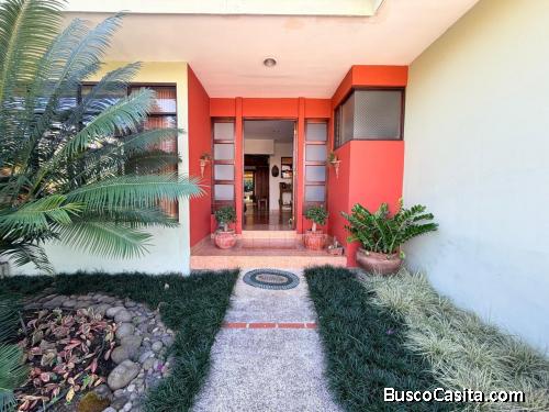 Venta de Funcional Casa en Guachipelin, Escazú  Mls. 26-1295 OFC JB