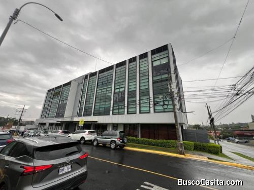 Su Sede en el Epicentro de Escazú: Oficina Exclusiva con Conectividad Total y Entorno Gastronómico