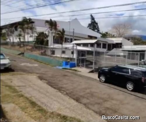 BELLA PROPIEDAD Y BODEGA GRANDE EN GRECIA. 