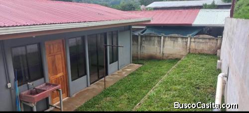 BELLA CASA A 5 KILÓMETROS DEL CENTRO DE ATENAS. 