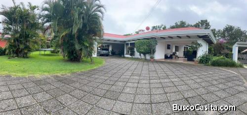 Casa de una planta en condominio, amplio terreno 1,770 mtrs2