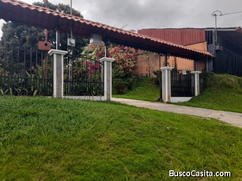 BELLA PROPIEDAD Y CASA EN BARRIO SAN JOSÉ NORTE, ATENAS. 