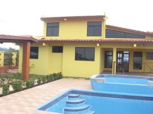 Hermosa Propiedad en la calle hacia el Valle de Antón -