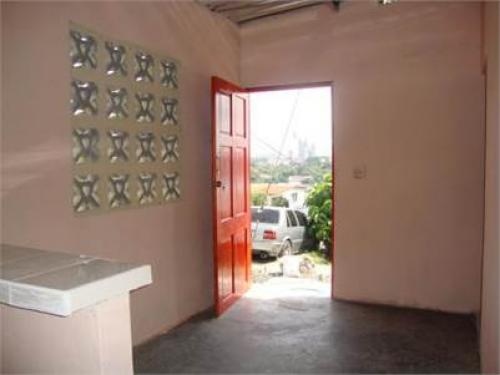 se alquila una pequena casa en San Miguelito Monte Oscuro