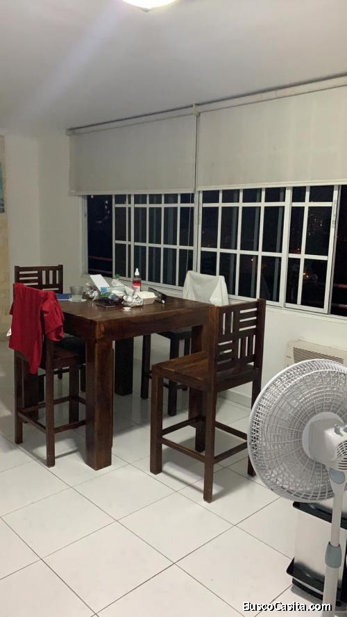 El apartamento cuenta con 2 cuartos, 1 baño, sala, cocina, lavandería, acceso a parqueadero.