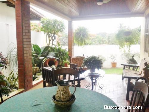 VENDO PRECIOSA CASA UNIFAMILIAR DE 3 NIVELES EN HATO PINTADO.