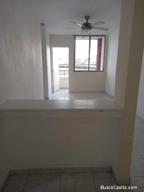 Se alquila apartamento estación 12 de octubre. $600