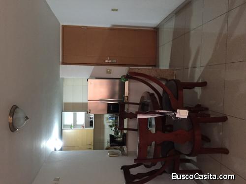 Se alquila apartamento PH 4 islas, vía cincuentenario 