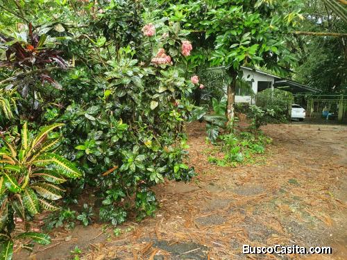 se vende amplia casa en Sabanitas