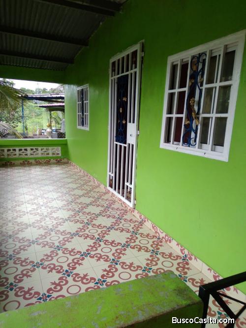 Casa a Orilla de Calle Totalmente cercada.