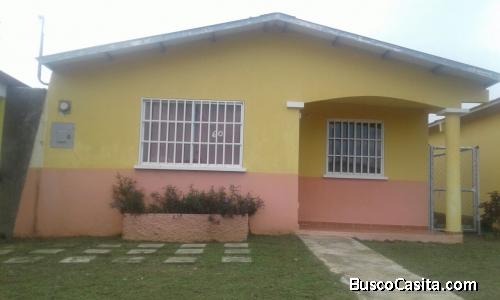 Se alquila casa cercada, con verjas