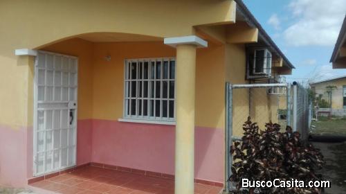 Se alquila sin muebles casa cercada, con verjas, cerca de centro comercial en Penonomé