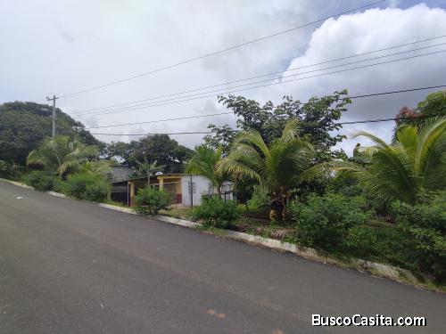 SE VENDE CASA - Terreno con 2 Apartamentos