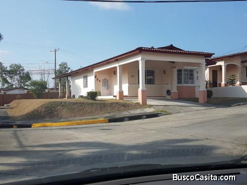 Se alquila cómoda casa.