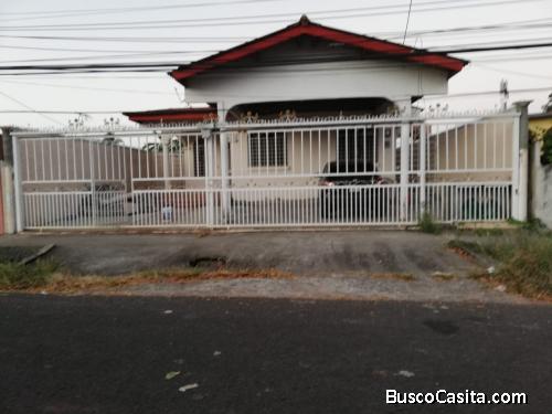 VENDO HERMOSA Y ESPACIOSA CASA EN PEDREGAL A 50 MTS DE LA VIA PRINCIPAL