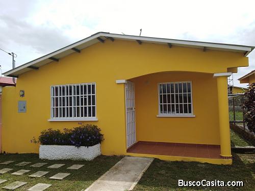 Se alquila casa cercada, con verjas sin amueblar