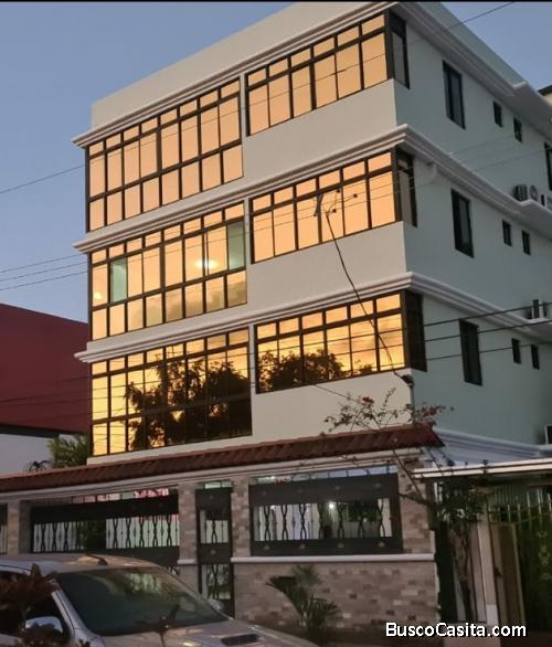 El apartamento tiene excelente ubicación, sobre la Vía Ricardo J Alfaro, al lado de la Universidad I