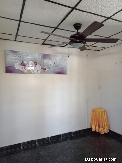 SE ALQUILA APARTAMENTO INDEPENDIENTE Y BIEN COMUNICADO