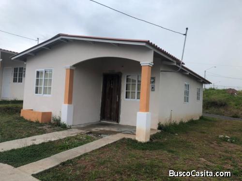 Barriada Altos de Las Praderas / Casa de 3 habitaciones y dos baños (nueva)