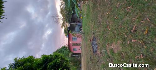 SE VENDE CASA CON AMPLIO TERRENO