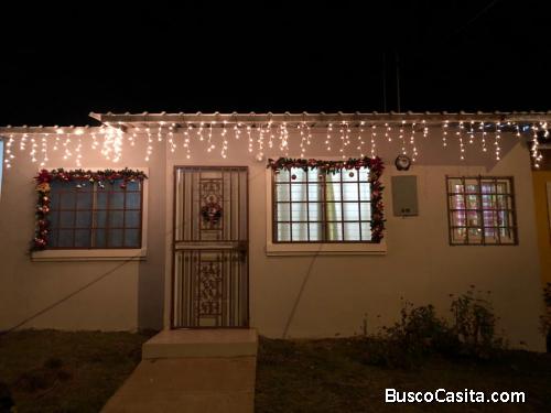 Alquilo casa en Residencial Los Jardines a 20 minutos de la estación del Tren de la 24 de Diciembre.
