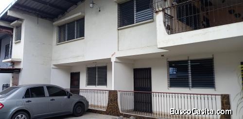 NEGOCIABLE, VENDO COMPLEJO DE TRES CASAS EN UN LOTE DE 800 MTS²