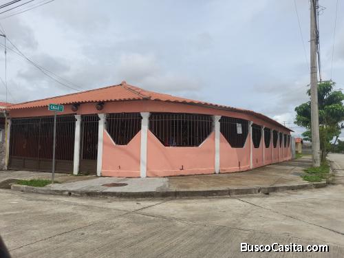 Comoda vivienda cerrada.