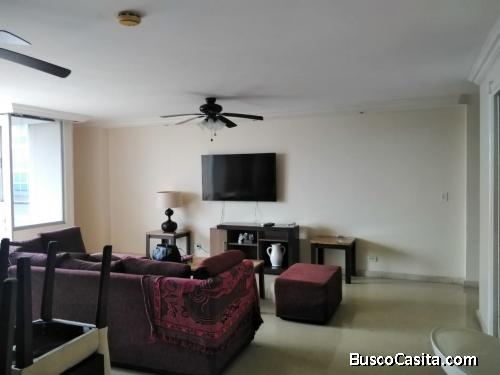 Alquilo amplio apartamento en El Cangrejo