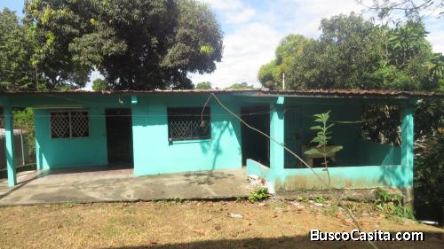 VENDO CASA DE 3 HABITACIONES, EN EL SECTOR ESTE CON AMPLIO TERRENO DE 648 M2