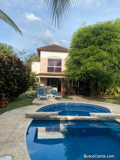 Venta de Casa de Playa en Complejo Residencial en Farallón, Río Hato