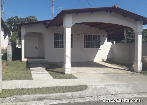 Venta de casa en Brisas del Golf Arraijan con amplio patio.