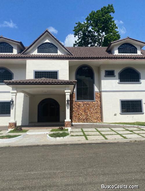 VENDO O ALQUILO CASA DE DOS NIVELES CON 767.68M2,   $850,000.00