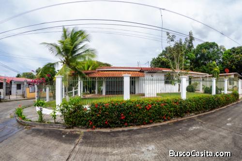 Hermosa casa en esquina 