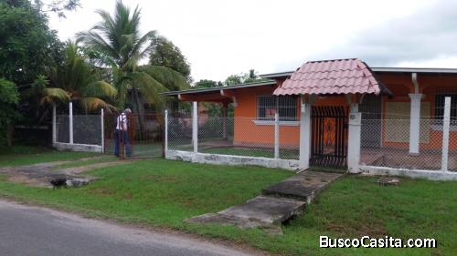 Venta de casa en Rio Hato con amplio patio