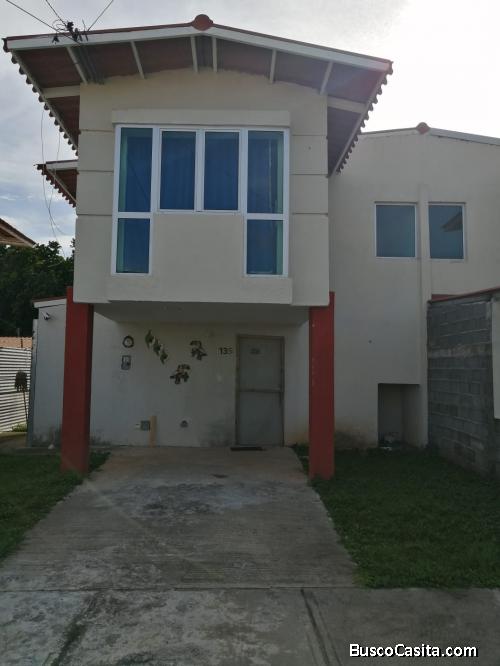 Alquiler de Casa de 2 Pisos en Las Villas de Arraiján $400 mens.