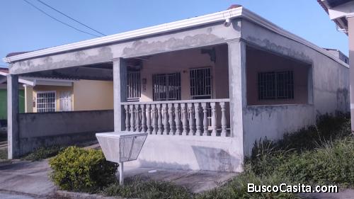 Casa en alquiler en La Herradura de La Chorrera (300.00) + Opción compra
