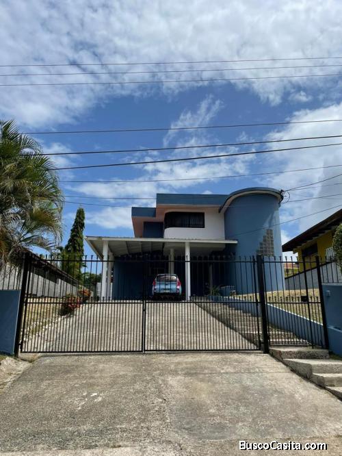 Casa de dos pisos en venta