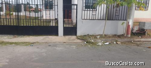 Se alquila casa de 3 Recamara, totalmente cerrada. Para 2 autos. 
