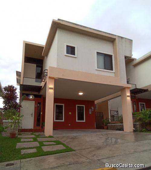 Venta de casa en PH Vistas del Lago, Las Cumbres a unos minutos de brisas del golf